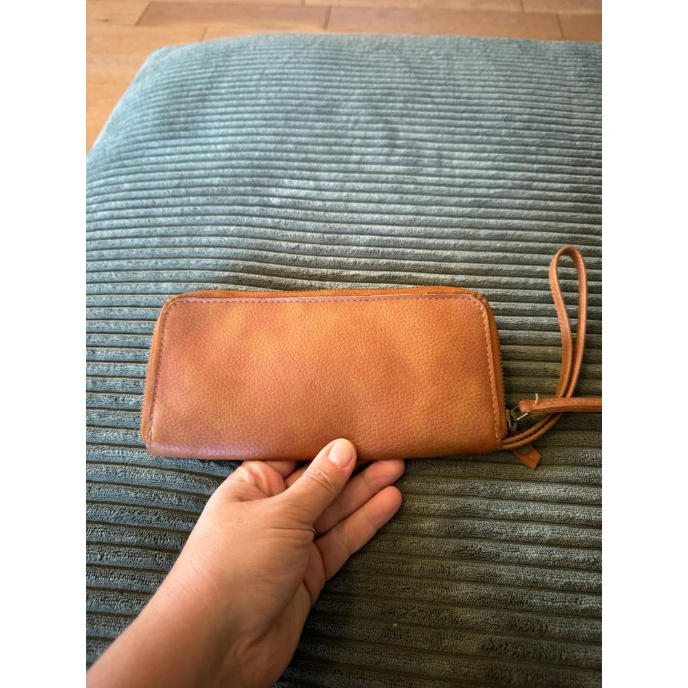 Free People Distressed Vegan Leather Wristlet Wallet Zip‎ Around Brown (3778)
